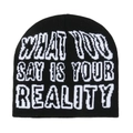 Detalle del gorro de punto negro con texto jacquard blanco WHAT YOU SAY IS YOUR REALITY - M (56-58cm) / Negro