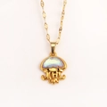 Macro-opname van gouden kwallen hanger met iriserende edelsteen op fijne schakelketting - Paarse Kwal