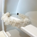 Primer plano de la diadema de gasa plisada en color crema con elegantes volantes - Blanco