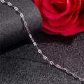 Elegante collar de cadena de labios plateado con acabado metálico pulido en fondo negro - Platino