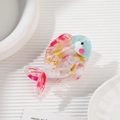 Détail d'une pince à cheveux en acétate en forme de poisson avec dégradé et écailles gravées - Rose
