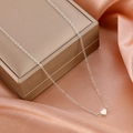 Elegante silberne Herz-Halskette mit feiner Kette auf Seidenstoff präsentiert - Silber 9195