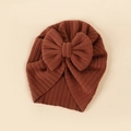 Gestrickte Baby-Turban-Mütze in Dunkelkaramellbraun mit großer Zierschleife - Dunkelrot