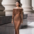 Elegante abito lungo marrone con spalle scoperte e dettagli drappeggiati a vestibilità slim - S / caffè