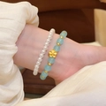 Primer plano de pulseras de cuentas de piedra natural azul y perlas blancas - Azul Set / Set de dos piezas