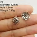 Detailansicht eines 12mm Silberblumen-Abstandhalters mit Maßen und Blütendesign - Stil 3