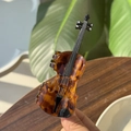 Détail d'une pince à cheveux en forme de violon en acétate de cellulose écaillé - Violon Écaille