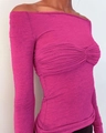 Détail du haut fuchsia à épaules dénudées avec tricot côtelé et plis sur la poitrine - Rose rouge