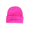 Détail du bonnet en maille rose fluo avec broderie Freedom noire sur le revers - M (56-58cm) / Rose rouge