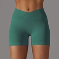Dettaglio degli shorts da yoga a vita alta incrociata in tessuto a costine senza cuciture - Taglia S / Pantaloni e gonne / Verde Scuro