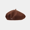 Détail du béret en laine marron foncé avec broderie du signe de division blanc sur le côté - Taille unique / Brun Foncé