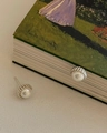Orecchini a perla stile francese con base in argento vintage su libro d'arte di Monet - Argento