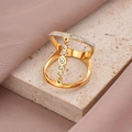 Anello dorato con numeri romani e doppio design traforato con pietre in zircone lucide - US 8 / Anello a Catena a Doppio Cerchio Dorato con Zirconia (JZ2137)