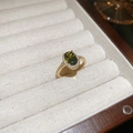 Makro-Detail von 18k vergoldetem Tigerauge-Ring mit Zirkon in Samt-Schmuckschatulle - 18k Vergoldeter Tigerauge-Zirkon-Ring (HR2497)
