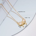 Collana a farfalla dorata con inserto in conchiglia bianca e cristalli su catena sottile - Oro con conchiglia bianca
