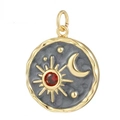 Pendente sole e luna dorato con gemma rossa e smalto grigio scuro su sfondo bianco - Viso Sole Luna Retrò