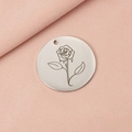 Colgante redondo de 30mm grabado con rosa en plata sobre fondo de tela rosa suave - Color Acero