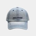 Dettaglio del ricamo GREATNESS su un cappellino da baseball in denim azzurro - Regolabile / Azzurro