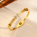 Détail du bracelet papillon doré avec zircons pavés et texture creuse tissée - Style Papillon Pavé Creux