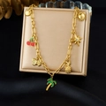 Collier doré multi-charms avec pendentifs d'été : coquillage, cerise, papillon et cocotier - Style de Thème Estival Multi-éléments (N3950)