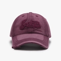 Cappellino da baseball vintage in cotone lavato viola con ricamo 3D ed effetto usurato - Regolabile / Rosso Vino (25A252)
