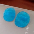 Boucles d'oreilles ovales irrégulières en acrylique bleu avec texture brossée - Boucles d'oreilles ovales irrégulières texture brossée bleue