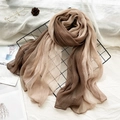 Seidenschal mit Farbverlauf in Braun und Beige und Crinkle-Struktur auf Gitterregal - 190cmx75cm / Khaki & Kaffee Farbverlauf