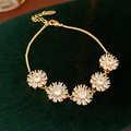Bracelet raffiné plaqué or avec cinq breloques marguerites en zircon et fermoir mousqueton - Blanc