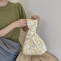 Florale Handgelenktasche aus Baumwolle mit gelben Blumenmustern auf weißem Stoff - Eine Kleine Gelbe Blume