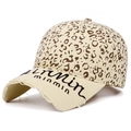 Dettaglio cappello leopardato con strass e ricamo minmin sulla visiera effetto usato - Giallo