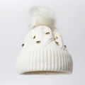 Bonnet en tricot blanc doux avec grand pompon et détails en métal doré pour l'hiver - Blanc