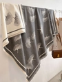 Detail eines doppelseitigen Schals mit Ginkgoblatt-Muster und weichen Fransen am Rand - Grau