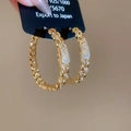 Detail von 18k vergoldeten Gliederkreolen mit funkelnden Zirkonia-Steinen besetzt - Gold (18K Vergoldet)