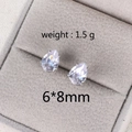 Détail des boucles d'oreilles goutte en zircon 6x8mm sur support en velours gris - Goutte d'eau 8MM Platine
