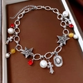 Dettaglio della collana con pendente a croce argento con strass rossi e perline - Collana color argento con perle multicolore