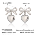 Dettaglio orecchini a fiocco in acciaio inossidabile con pendenti a cuore e dimensioni - Argento (YYE023490-S)