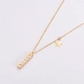 Detalle de colgante rectangular dorado con circonitas y amuleto de estrella - Dorado