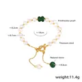 Süßwasserperlen-Armband mit grünem Naturstein, Knebelverschluss und Quastenanhänger - Smaragd