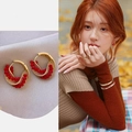 Eleganti orecchini intrecciati con perline di vetro rosso e chiusura dorata - Oro-Rosso