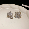 Silberne Vintage Gänseblümchen-Ohrstecker mit funkelndem Kristall für Damen - Silber (Silberstift) / Silber