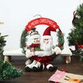 Detail von Weihnachtsmann und Schneemann Plüschpuppen auf Rebenkranz mit Merry Christmas Schild - Weihnachtsmann & Schneemann Langbein-Kranz