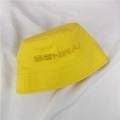 Gros plan détaillé de la broderie SENWAI sur un chapeau bob de couleur jaune vif - M (56-58cm) / Jaune