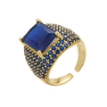 Makroaufnahme eines verstellbaren Goldrings mit blauem quadratischem Edelstein und Pavé - Vergoldet Blauer Zirkonia