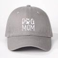 Dettaglio della stampa DOG MOM e del logo della zampa sul berretto di cotone grigio chiaro - Taglia unica / Grigio