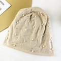 Détail du bonnet en maille beige avec perles blanches et strass argentés brillants - Beige