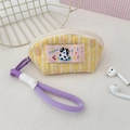 Dettaglio di una custodia per cuffie in maglia color crema con patch e laccetto viola - Stile Guscio / Giallo