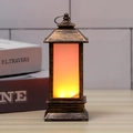 Detail einer Vintage-LED-Laterne in Bronze mit warmem Flammeneffekt und Aufhängering - Nebel-Blitz-Stil / Gold