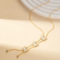 Elegante goldene Titanstahlkette mit weißen Schmetterlingsanhängern und Perlenakzenten - Drei Schmetterlinge Anhänger Halskette