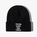 Berretto in maglia nera con ricamo bianco 'I'M BOB DOING BOB THINGS' sul risvolto - Taglia unica / Nero