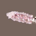 Macro de un elegante clip para el pelo con cristales de corazón rosa y perlas en marrón - Estilo de Perla de Cristal Rosa Corazón / Rosa